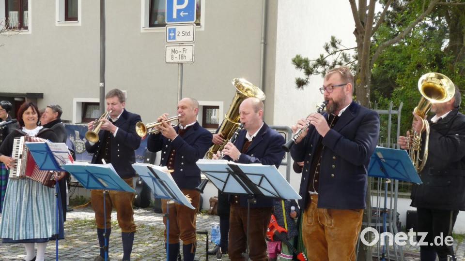 Die Birgländer Musikanten am Kirwaplatz. Bild: rlö