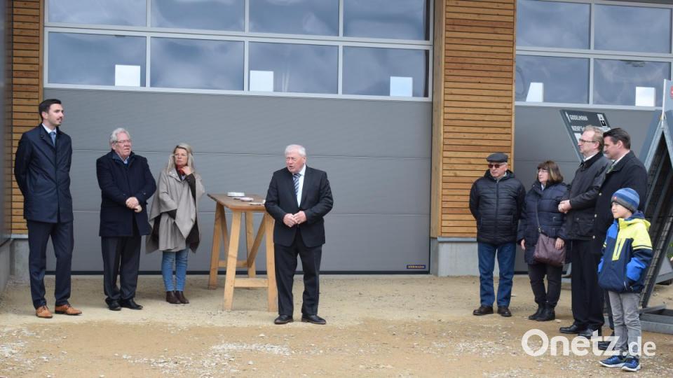 Im Beisein der Ehrengäste eröffnete Bürgermeister Johann Wilhelm die Gewerbeschau. Bild: bnr