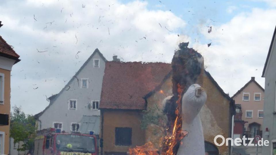 Der Winter in Form einer Strohpuppe wird ein Raub der Flammen. Bild: rlö