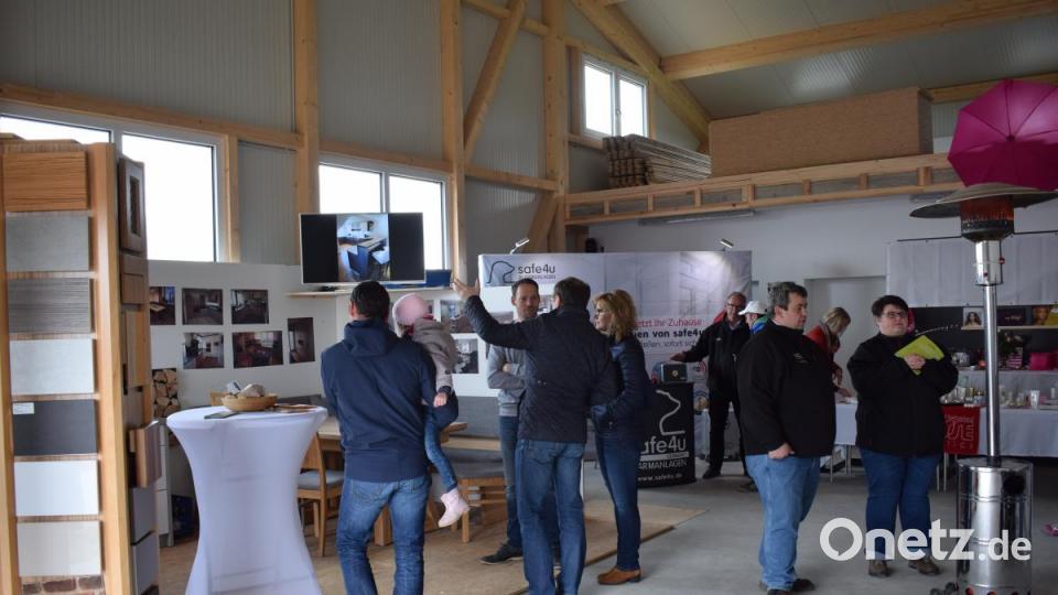 In beheizten Hallen konnte die Firmen ihre Produkte und Dienstleistungen präsentieren. Bild: bnr