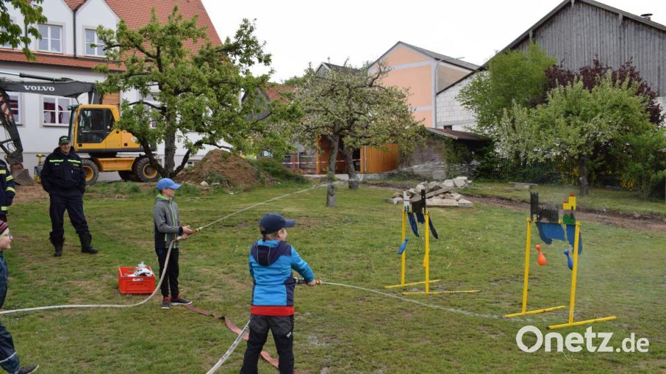 Früh übt sich, wer Meister werden will. Auch die kleinen Besucher hatten ihren Spaß bei der Feuerwehr. Bild: bnr