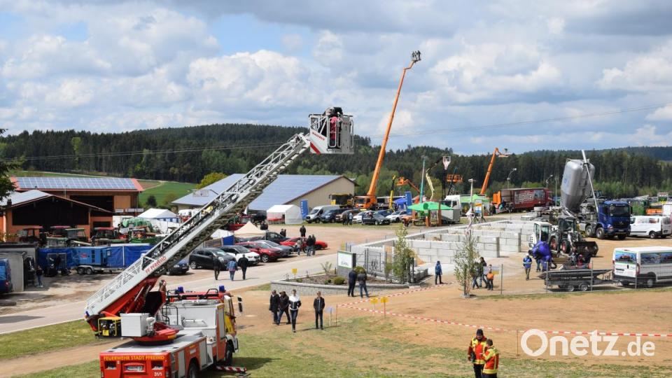 Im weitläufigen Industriegebiet der Gemeinde fand die Gewerbeschau ihren Platz. Bild: bnr