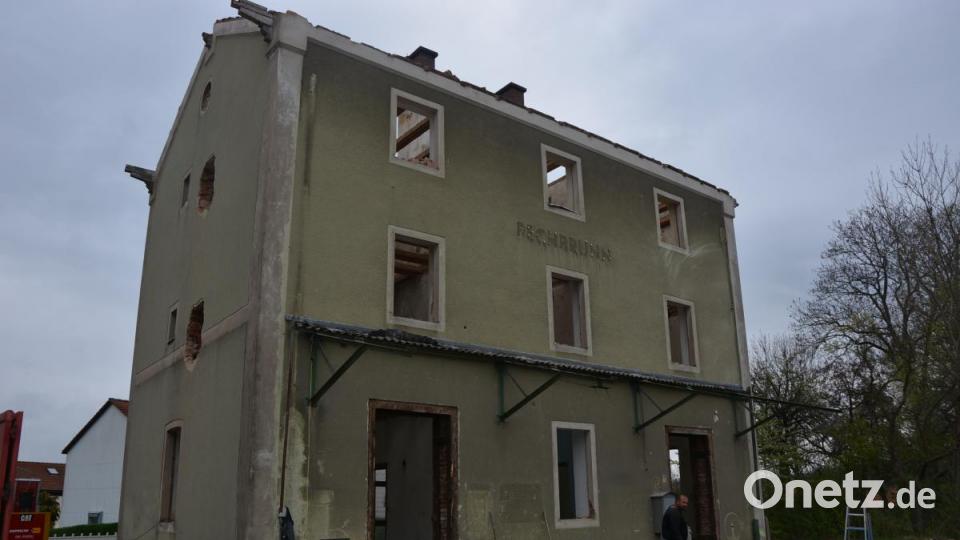 Der alte Pechbrunner Bahnhof wird bald der Geschichte angehören, nur noch die Bauhülle steht. Bild: jr