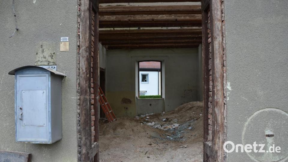 Nur noch die Bauhülle steht, alles Innenleben wurde fachgerecht entsorgt. Noch in dieser Woche soll der Abrissbagger kommen. Bild: jr