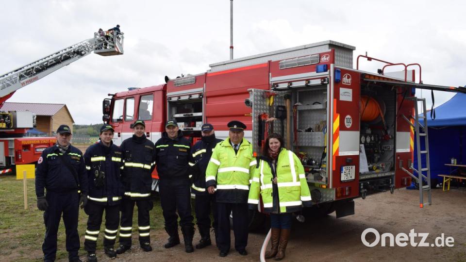 Die Feuerwehrleute aus der tschechischen Partnerstadt Halze rückten mit ihrem Löschfahrzeug an und unterstützten so ihre Freunde in Guteneck. Bild: bnr