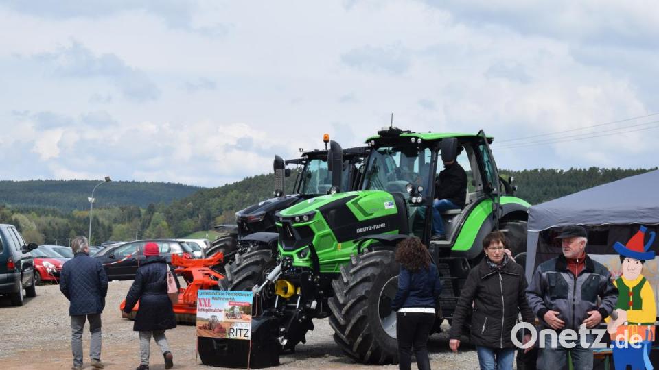 Die Zugmaschinen fanden nicht nur das Interesse der Landwirte. Bild: bnr