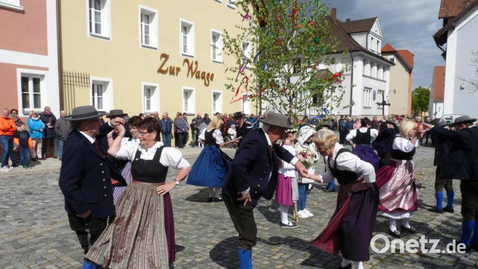 Freude über den Einzug des Sommers – Birgländer Volkstanzpaare drehen sich um den bunt geschmückten „Maien“. Bild: rlö