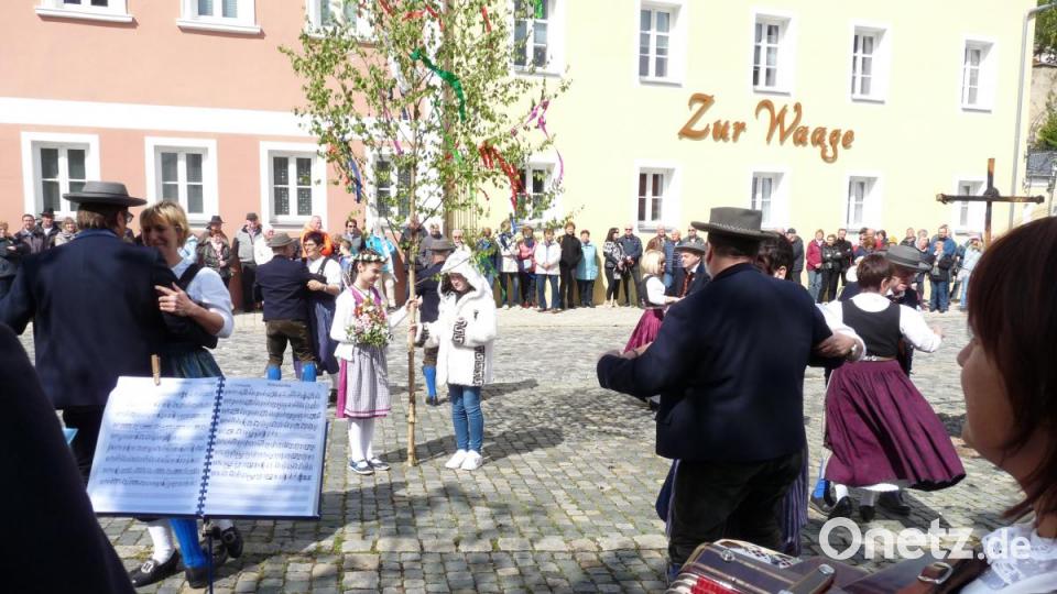 Trotz der Kälte kamen sehr viele Zuschauer auf den Rosenberger Kirwaplatz, um das Winteraustreiben zu verfolgen. Bild: rlö