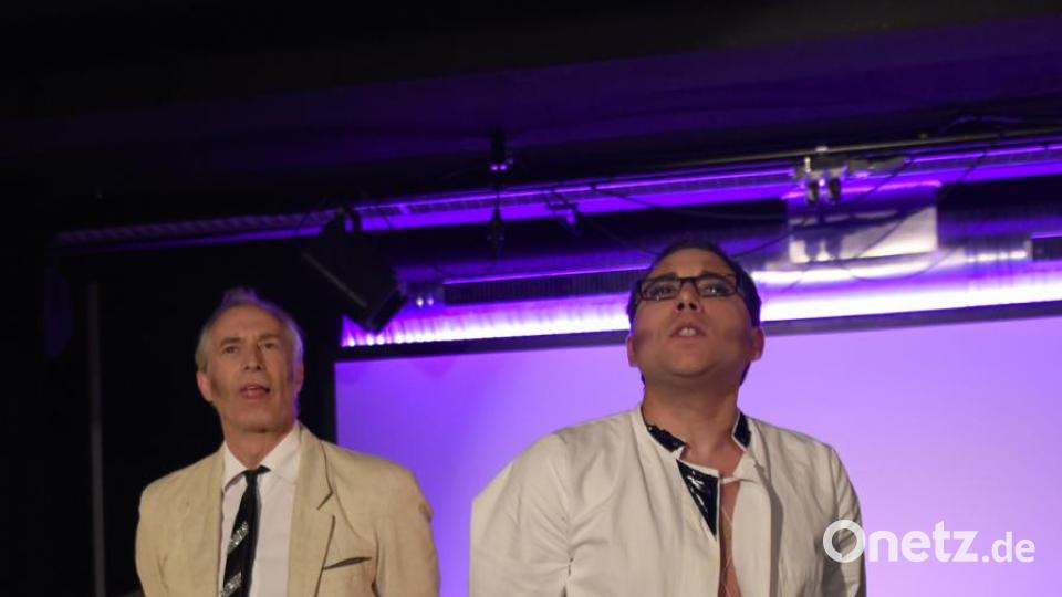 Zwei dubiose Gestalten: Der Innenminister (Bernhard Zellner, links) und Gehirnwäsche-Arzt Brodsky (Enis Somrani). Bild: Tobias Schwarzmeier