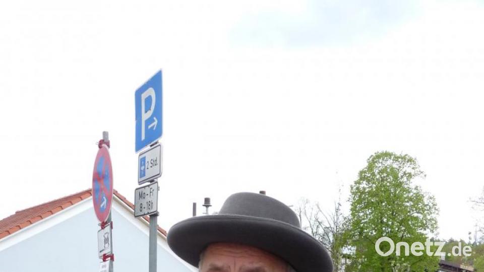 Sprecher Hans Pirner kommentiert das Spielgeschehen in Versen der Mundart aus dem Birgland. Bild: rlö