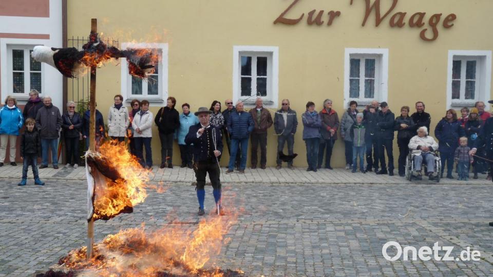 Grund zur Freude: Der Winter – symbolisiert als Strohpuppe – geht vor der Waage in Flammen und Rauch auf. Bild: rlö