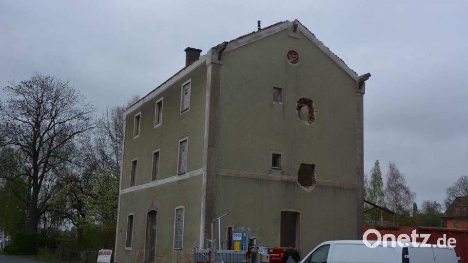 Der alte Pechbrunner Bahnhof wird bald der Geschichte angehören, nur noch die Bauhülle steht. Bild: jr