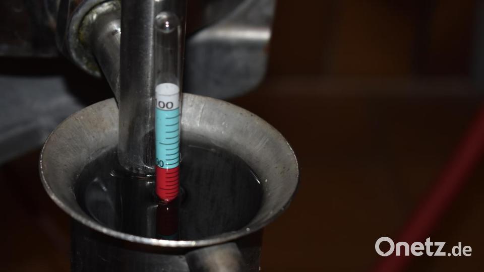 Ein Messgerät zeigt den jeweiligen Alkohlgehalt von der Flüssigkeit an, die in der Destille produziert wird. Bei 80 Prozent gibt es aromatischen klaren Schnaps. Bild: lue