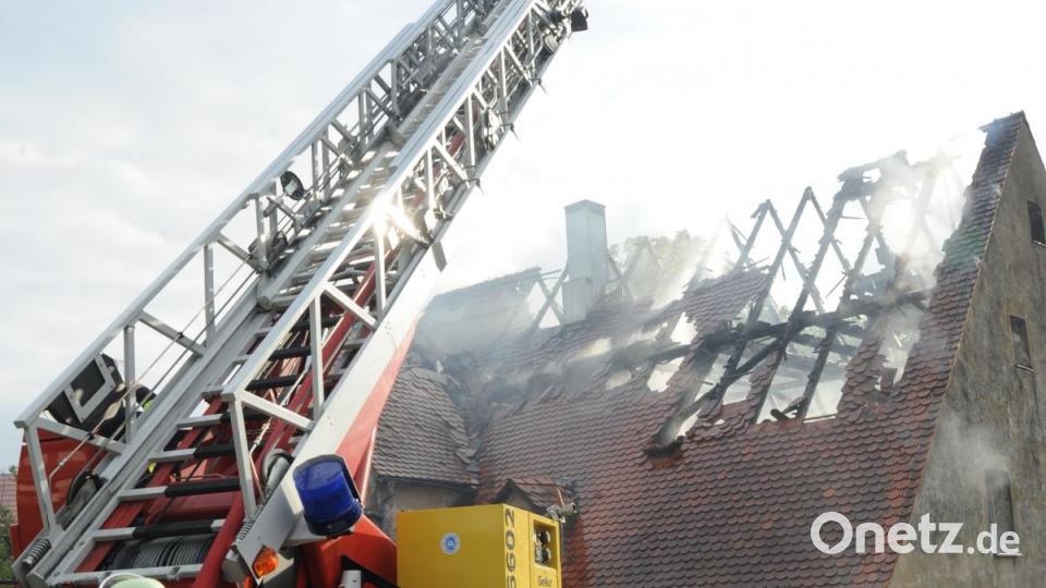 Von oben bekämpften die Feuerwehrleute die Flammen. Bild: gf
