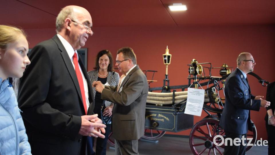 Einweihung des neuen Feuerwehrgerätehauses der Tirschenreuther Wehr: Im Foyer sind die historische Tragkraftspritze und Fahnen aus alten Zeiten zu bestaunen. Bild: szl