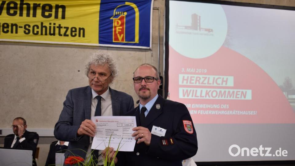 Einweihung des neuen Feuerwehrgerätehauses der Tirschenreuther Wehr: Landrat Wolfgang Lippert übergab eine Spende in Höhe von 1000 Euro. Bild: szl