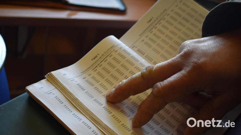 Wer Schnaps brennen will, muss genaue Vorgaben beachten. In einem Handbuch haben Stefan und Birgit Schlötzer alle wichtigen Informationen zur Hand. Bild: lue