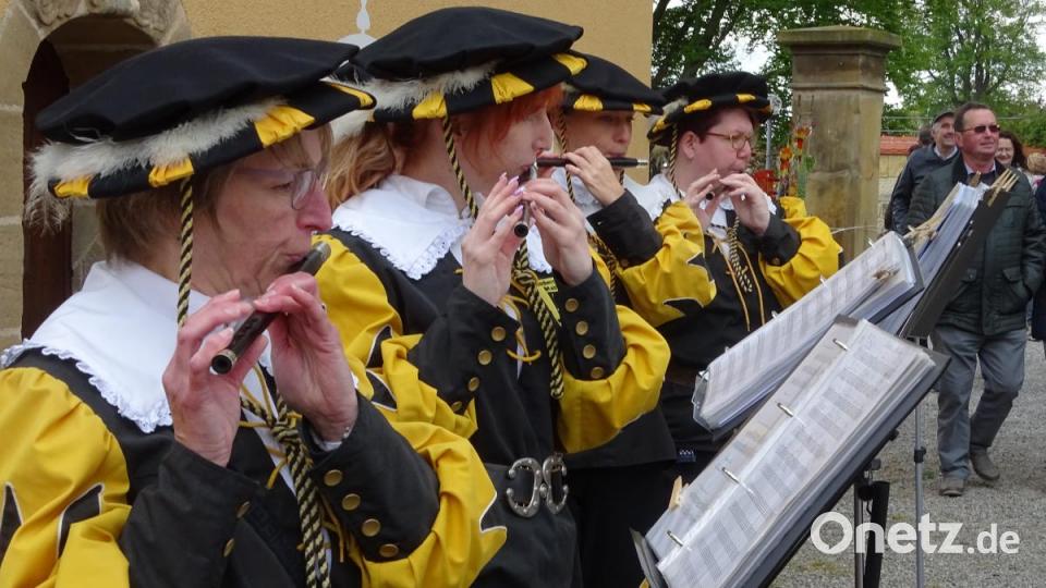 Na also, ging doch: Die Musiker brauchten m Sonntag kein schützendes Dach mehr über dem Kopf. Vor dem Schloss wurde gepfiffen und getrommelt. Bild: Houschka