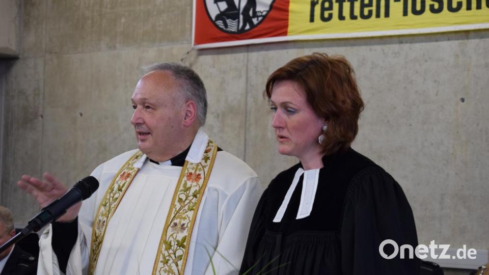 Einweihung des neuen Feuerwehrgerätehauses der Tirschenreuther Wehr: Regionaldekan Georg Flierl und Pfarrerin Stefanie Schön gaben den neuen Gebäude den Segen und übergaben es seiner Bestimmung übergeben. Bild: szl
