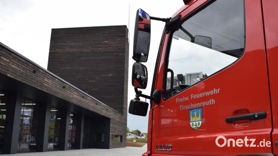 Einweihung des neuen Feuerwehrgerätehauses der Tirschenreuther Wehr: In den kommenden Wochen zieht die Mannschaft Zug um Zug in ihr neues Zuhause. Bild: szl