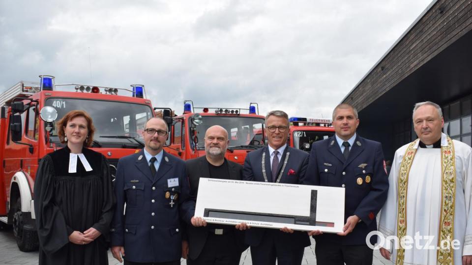 Einweihung des neuen Feuerwehrgerätehauses der Tirschenreuther Wehr: Pfarrerin Stefanie Schön, Kommandant Matthias Haulena, Architekt Peter Brückner, Bürgermeister Franz Stahl, Feuerwehrvorsitzender Markus Meyer und Stadtpfarrer Georg Flierl (von links) bei der &quot;Schüssel&quot;-Übergabe. Bild: szl