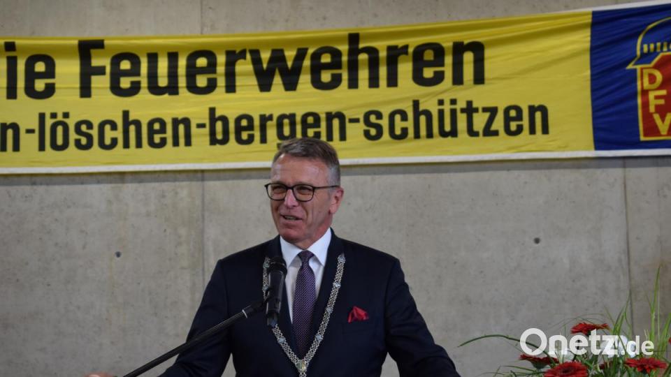 Einweihung des neuen Feuerwehrgerätehauses der Tirschenreuther Wehr: Bürgermeister Franz Stahl bei seiner Begrüßungsrede. Bild: szl