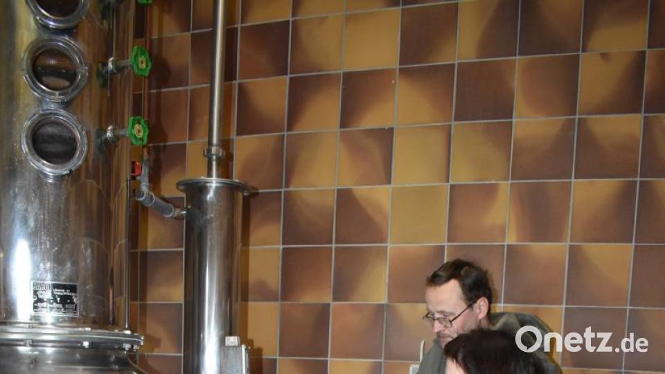 Birgit Schlötzer erklärt anhand ihres Brennapparates, wie Maische zu Schnaps umgewandelt wird. Bild: lue