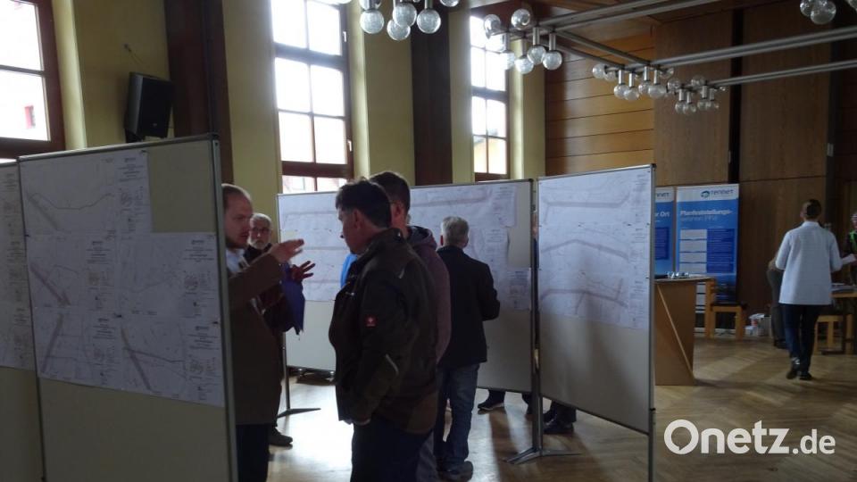 Netzbetreiber Tennet stand bei einem Informationsmarkt in Mitterteich den Bürgern Rede und Antwort zum Ersatzneubau des Ostbayernrings. Bild: rti