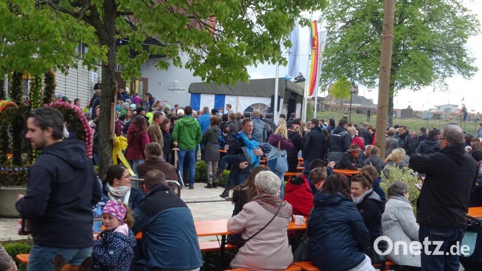 Am Sonntag kam plötzlich die Sonne durch. Ab dann hatte Wolfring die gewünschte große Gästeschar. Und schon war aus dem Dorfplatz in großer Biergarten geworden. Bild: Houschka