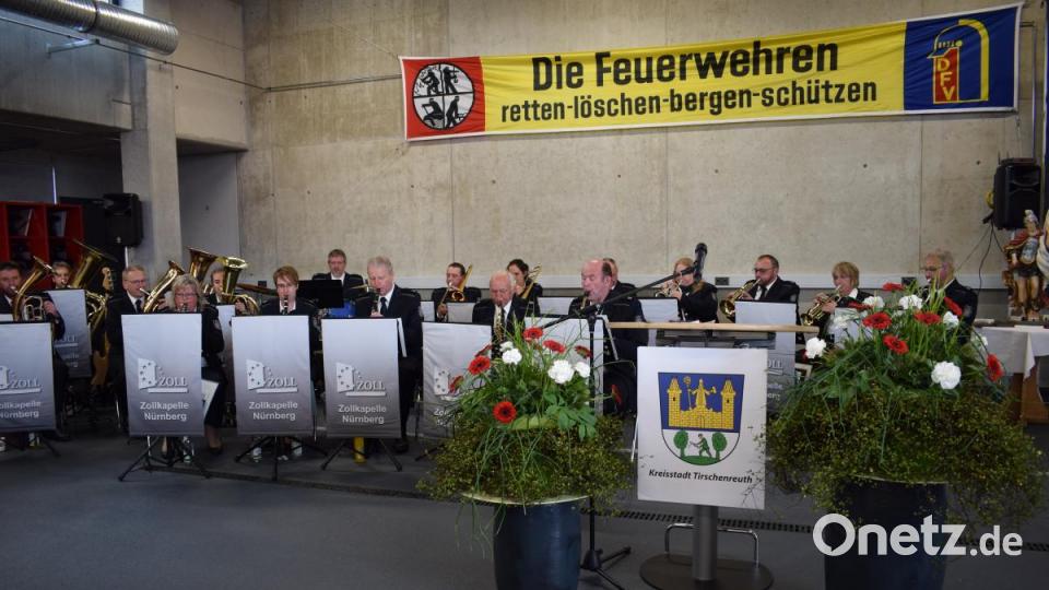 Einweihung des neuen Feuerwehrgerätehauses der Tirschenreuther Wehr: Die Zollkapelle Nürnberg umrahmte die Feier musikalisch. Bild: szl