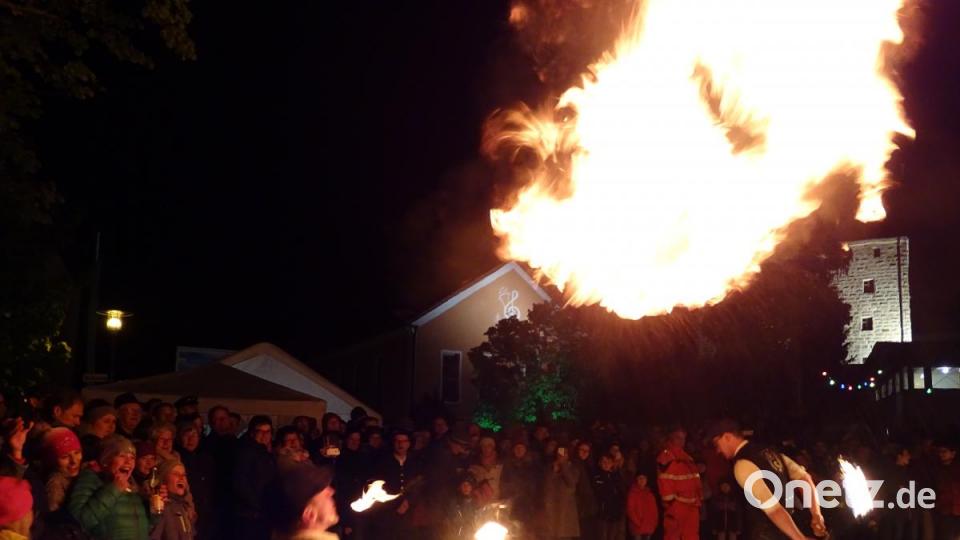Brennt Schloss Wolfring? Der mächtige Feuerball am Samstagabend wurde entfacht von der aus Neunburg vorm Wald angereisten Truppe &quot;Ameno Signum&quot;, die einen grandiosen Schlusspunkt unter den ersten Jubiläumstag setzte. Bild: Houschka