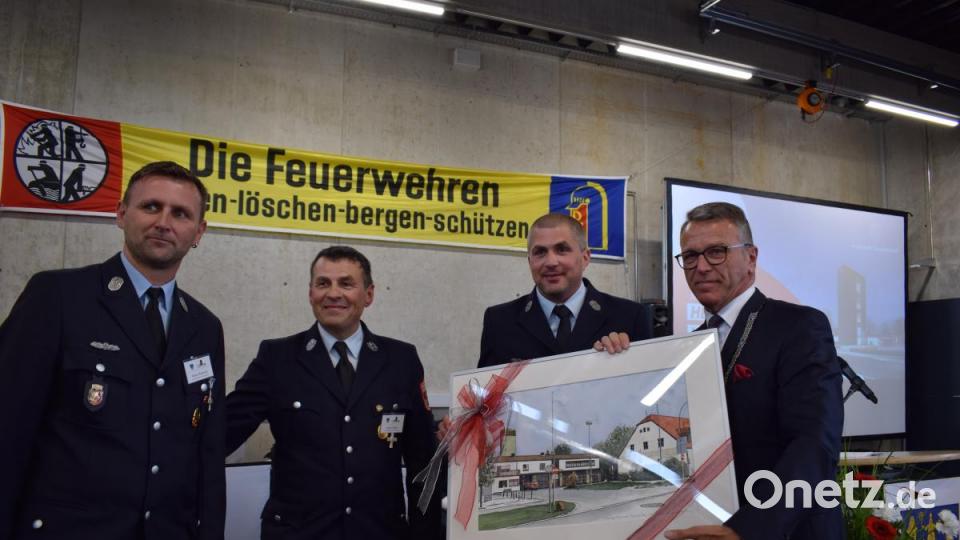 Einweihung des neuen Feuerwehrgerätehauses der Tirschenreuther Wehr: Die Feuerwehrverantwortlichen dankten Franz Stahl (rechts) für seine tatkräftige Unterstützung und Hilfe in der Planungs-und Umsetzungsphase des Neubaus. Bild: szl