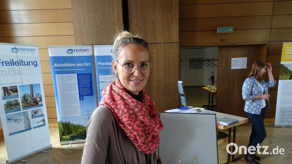 Netzbetreiber Tennet steht bei einem Informationsmarkt in Mitterteich den Bürgern Rede und Antwort zum Ersatzneubau des Ostbayernrings. Bürgerreferentin Ina-Isabelle Haffke erläutert, was sich alles in den elf Aktenordnern befindet. Bild: rti