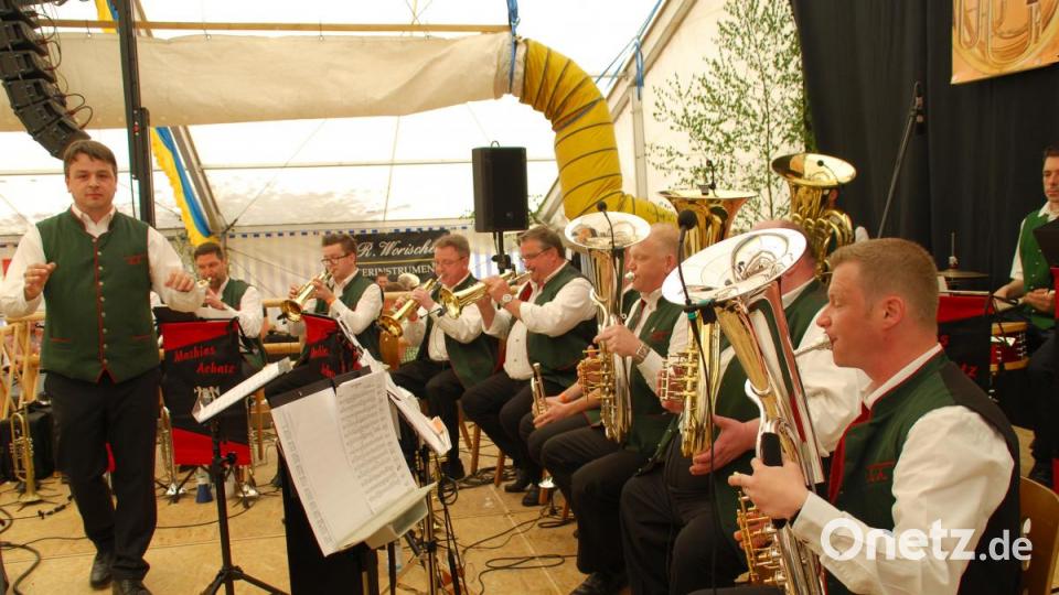 Mathias Achatz und seine bayerisch-böhmischen Musikanten unterhielten auf höchstem Niveau. Bild: enz