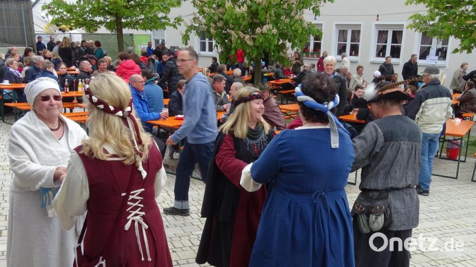 Mittelalter trifft Jeans und Wetterjacken: Am Sonntag verlagerte sich vieles nach draußen. Denn endlich gab es ein paar Wärmegrade. Bild: Houschka