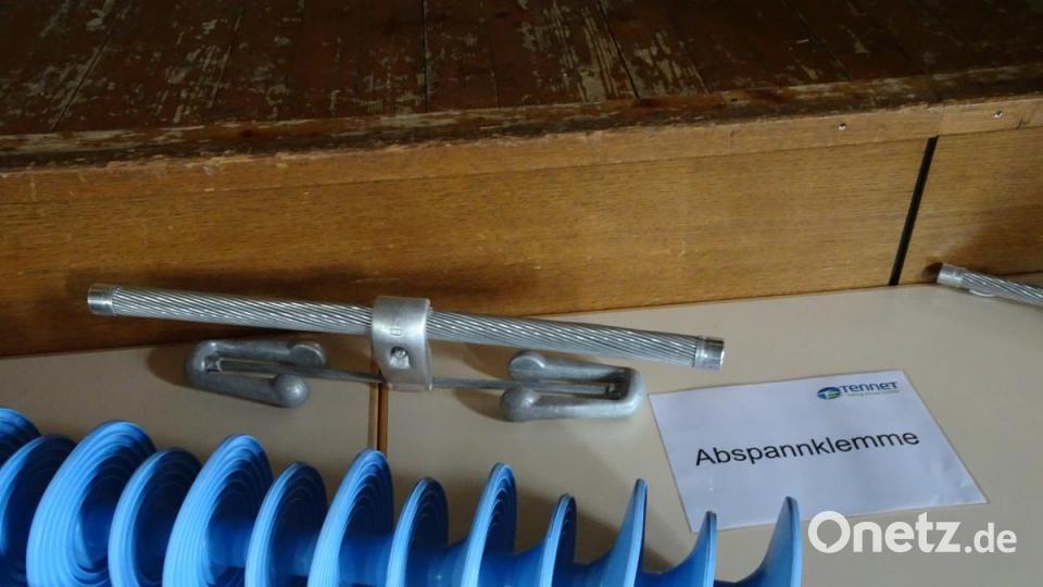 Netzbetreiber Tennet stand bei einem Informationsmarkt in Mitterteich den Bürgern Rede und Antwort zum Ersatzneubau des Ostbayernrings. Bild: rti