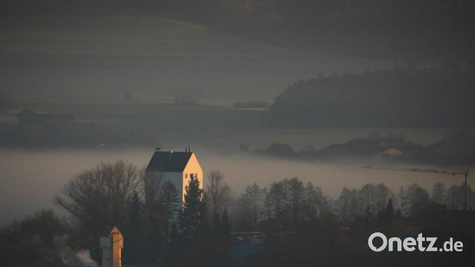 Der Blick vom Pichlberger Kreuz nach Trabitz kurz vor Sonnenaufgang ist atemberaubend. Der Lagerhaus-Turm ragt mit seinem Storchennest aus dem Morgennebel hervor. Bild: idu