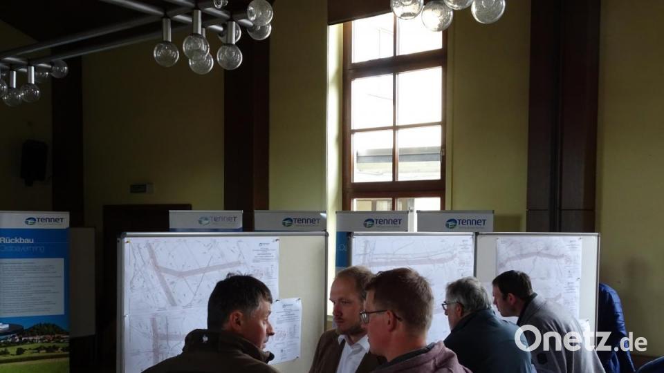 Netzbetreiber Tennet stand bei einem Informationsmarkt in Mitterteich den Bürgern Rede und Antwort zum Ersatzneubau des Ostbayernrings. Bild: rti