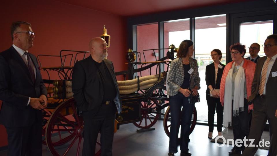Einweihung des neuen Feuerwehrgerätehauses der Tirschenreuther Wehr: Nach dem offiziellen Teil gab Peter Brückner Führungen durch das Gebäude. Bild: szl