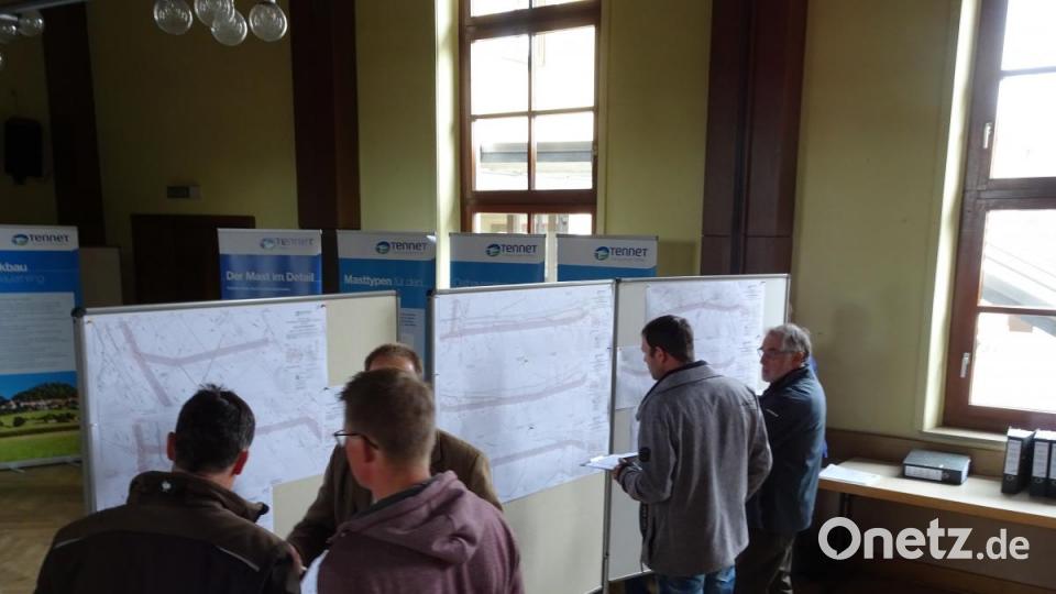 Netzbetreiber Tennet stand bei einem Informationsmarkt in Mitterteich den Bürgern Rede und Antwort zum Ersatzneubau des Ostbayernrings. Bild: rti