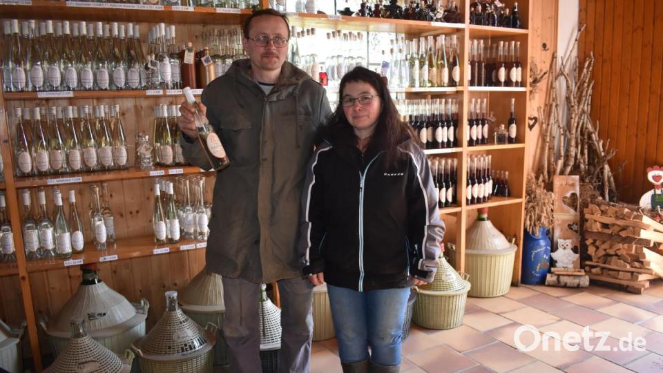 Für Birgit und Stefan Schlötzer ist ihre Obstbrennerei "Unter der Linde" ein zweites Standbein neben ihrer Landwirtschaft. Gemeinsam brennen sie seit 25 Jahren Schnaps. Bild: lue