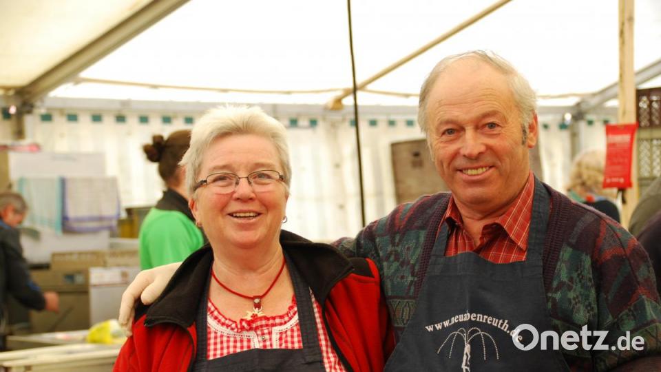 Johanna Weber und Josef Schnurer gehörten zu den fleißigen Helfern des Fremdenverkehrsvereins in der Küche. Bild: enz