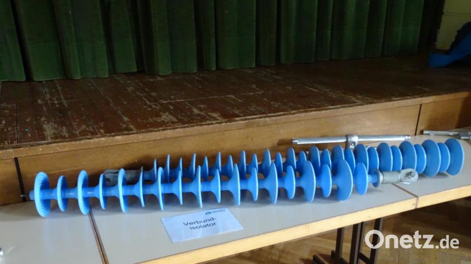 Netzbetreiber Tennet stand bei einem Informationsmarkt in Mitterteich den Bürgern Rede und Antwort zum Ersatzneubau des Ostbayernrings. Zudem wurde die Technik der Freileitung gezeigt. Bild: rti