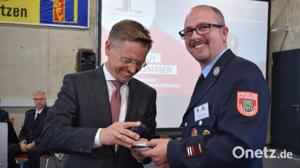 Einweihung des neuen Feuerwehrgerätehauses der Tirschenreuther Wehr: Landtagsabgeordneter Tobias Reiß hatte als Geschenk eine kleine geschnitzte Floriansfigur dabei. Bild: szl