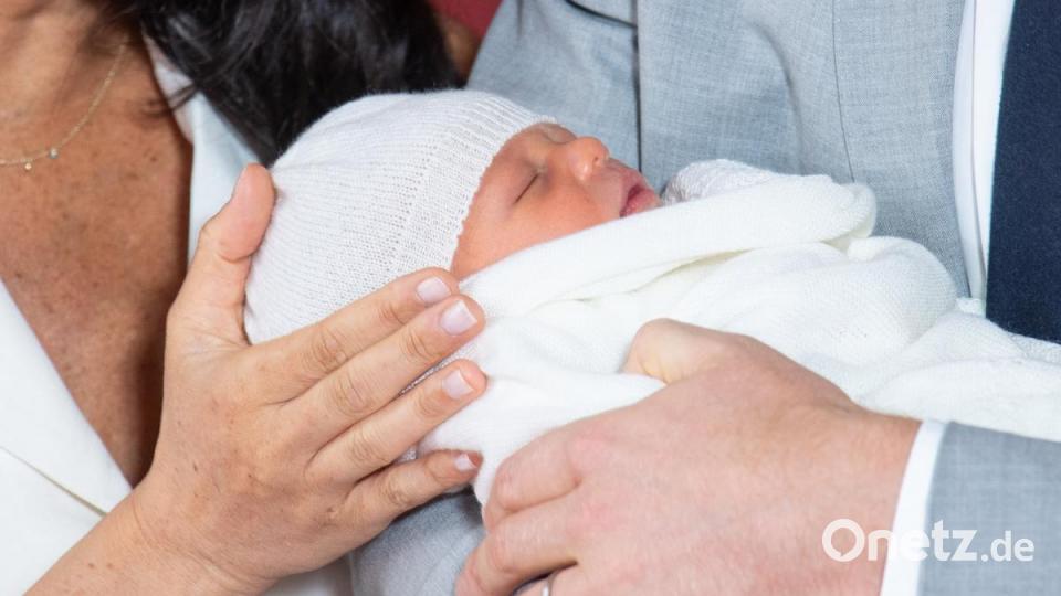 Prinz Harry und Meghan, Herzogin von Sussex, halten ihren noch namenlosen Sohn im Arm. Foto: Dominic Lipinski/PA Wire Bild: Dominic Lipinski