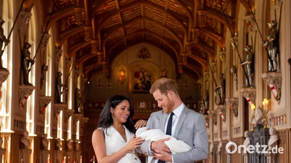 Prinz Harry von Großbritannien und Meghan, Herzogin von Sussex, mit ihrem Sohn in der St. George&#039;s Hall im Windsor Castle. Foto: Dominic Lipinski/PA Wire/ Bild: Dominic Lipinski