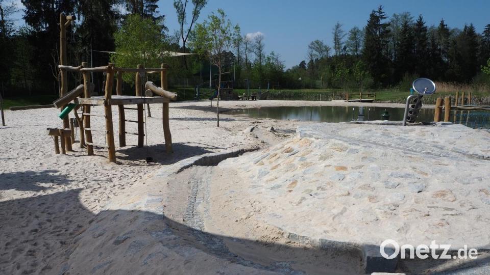 Experimente mit Wasser gehören dazu beim Spielen auf dem weitläufigen Sandplatz im Erlebnispark. Bild: bl