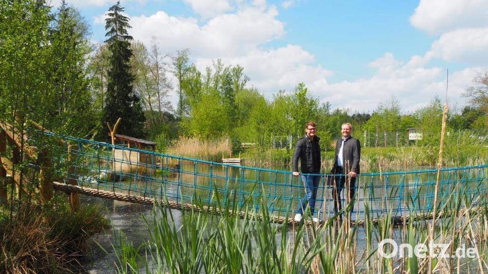 Verwaltungsmitarbeiter Michael Weiß und Armin Kellermann testen die Hängebrücke. Auch von der EU kommen regelmäßig Kontrolleure, die den Park unter die Lupe nehmen. Bild: bl