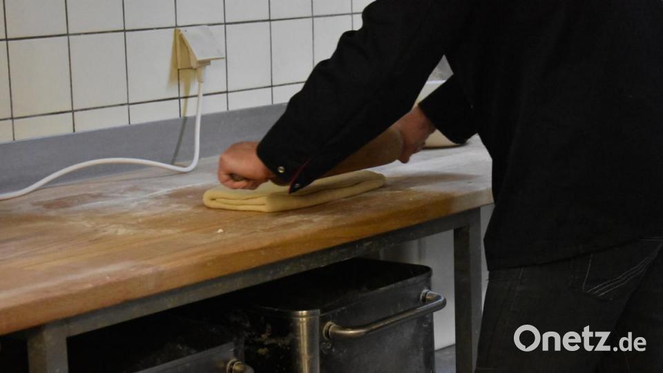 Das wichtigste beim Plunderteig: Er muss touriert werden. Das heißt, Schicht für Schicht muss das Fett eingearbeitet werden. Am Schluss kommen 12 Schichten Fett auf 24 Schichten Teig. Bild: lue