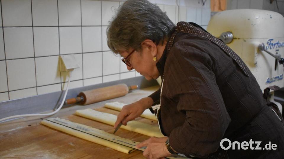Mit einem Messinstrument wird der Teig in gleichgroße Stücke aufgeteilt. Bild: lue